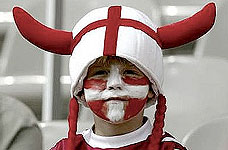 болельщик сборной Швеции или Дании в виде древнего викинга | Reuters