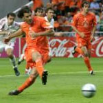 Ван Нистелроэй забивает первый мяч | Reuters