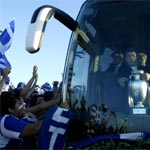 Греческие болельщики приветсвуют свою сборную | Reuters